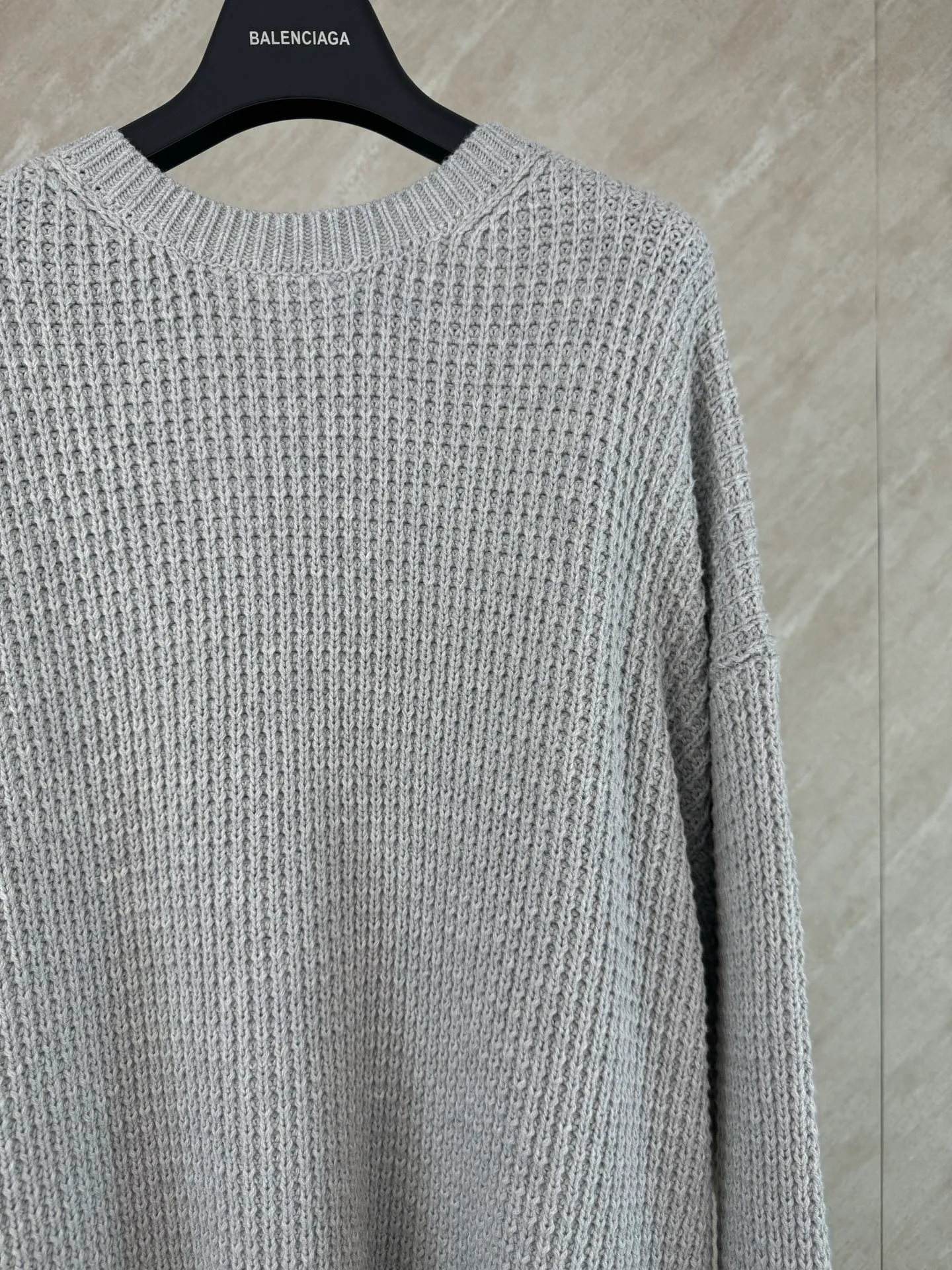 P570 Chrome Hearts cashmere waffle sweater size s m l The main body fabric is made of custom-woven and dyed cashmere and mulberry silk blended yarn. The whole dress takes nearly 200 minutes. The Chrome Hearts cross leather on both sides of the sleeves is genuine sheepskin. The hardware and cross sheepskin are all hand-sewn. The labor cost is extremely high. The back hardware accessories are molded and made to order. They are aged and oxidized.